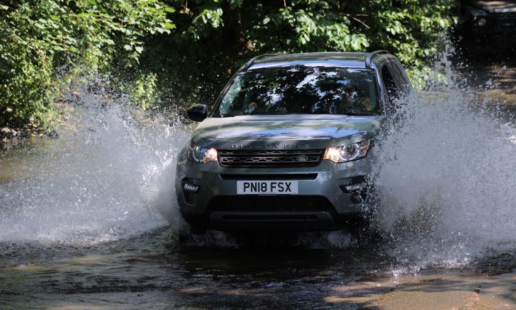 Pic of the day! Andrew and Gill's #DiscoverySport took to a #RelaxedandScenic tour like a duck to water and dust! #TrailsandTracks #4x4Adventure #Guided4x4Tours #OffRoadAdventure